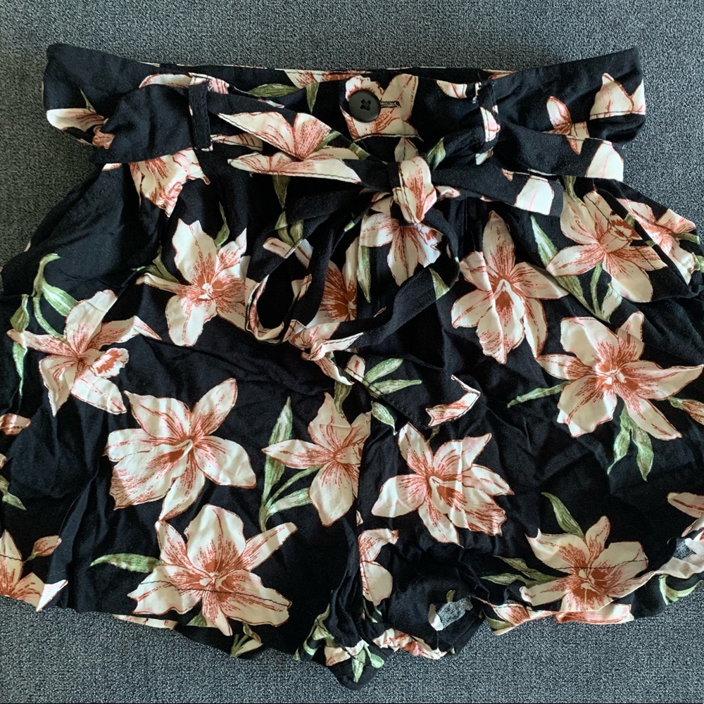 FOREVER 21 Floral shorts with front bow tie